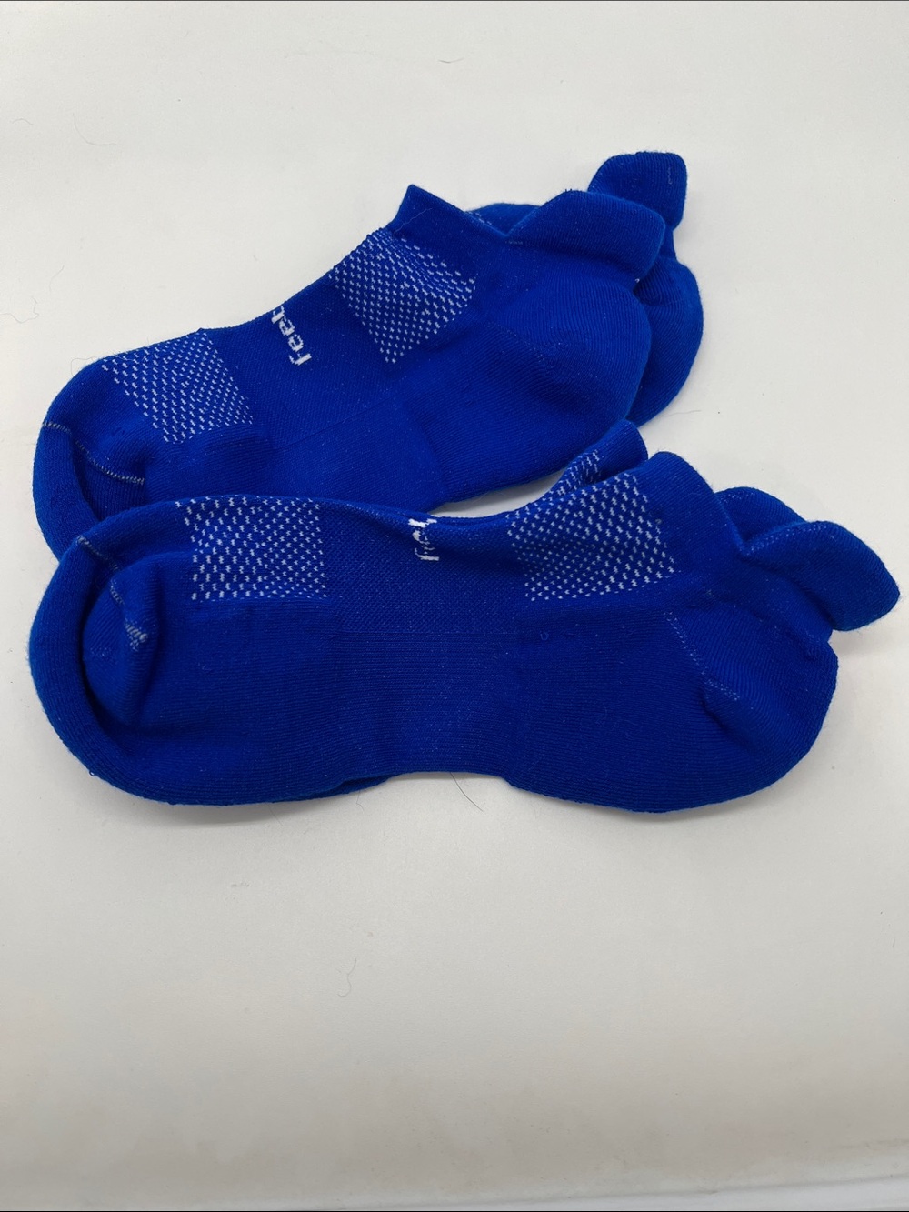 NBW Feetures High Performance Light Cushion No Show Tab Socks – Size Med